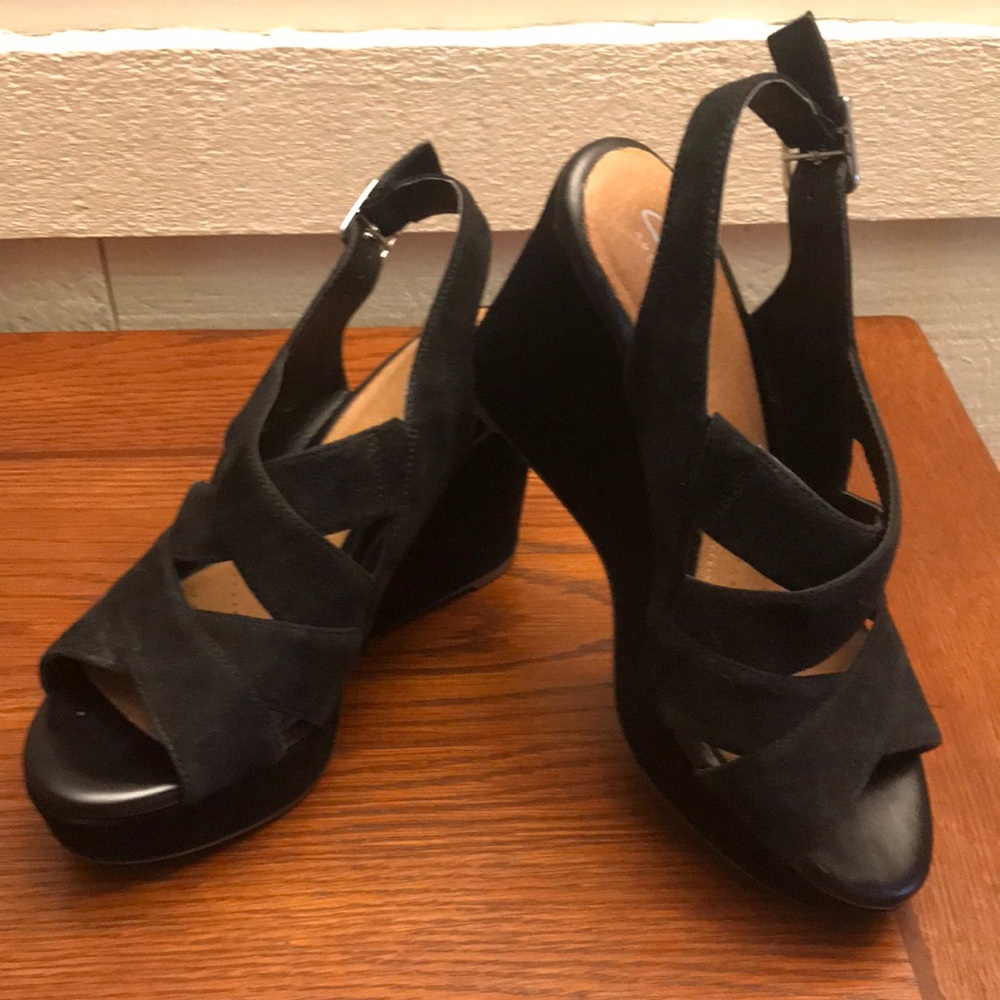 LIKE NEW! Clarks Artisan suede wedges